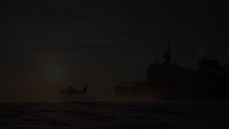 Schöne-Aufnahme-Eines-Hubschraubers,-Der-In-Der-Nähe-Eines-Schiffes-Im-Arktischen-Eis-Landet