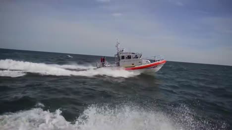 Ein-45-Fuß-Kutterboot-Der-Küstenwache-Reagiert-Auf-Einen-Notfall