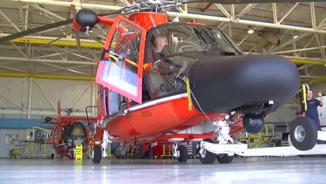 US-Küstenwache-Medivac-Helikopter-Wird-Aus-Hangar-Gerollt