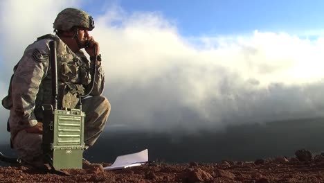 Un-Soldado-Usa-Una-Radio-Móvil-Para-Comunicarse-Durante-Una-Batalla