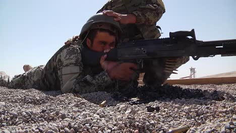 Afghanische-Truppen-Trainieren-Mit-Uns-Soldaten,-Die-Ihnen-Den-Umgang-Mit-Fortschrittlichen-Waffen-Beibringen-1