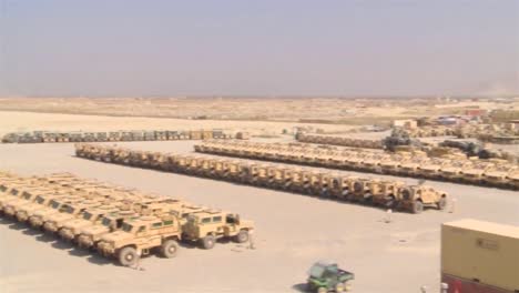 Eine-Riesige-Menge-An-Ausrüstung-Und-Ausrüstung-Für-Den-Krieg-In-Afghanistan-Wird-Auf-Dem-Luftwaffenstützpunkt-Bagram-Bereitgestellt