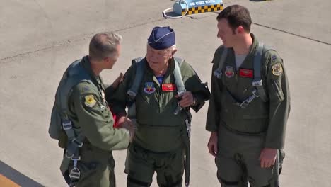 Chuck-Yeager-Pilotiert-Ein-Überschall-Düsenflugzeug-Zum-Jahrestag-Der-Durchbrechung-Der-Schallmauer-3