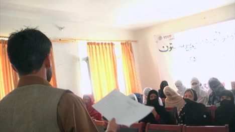Afghanische-Frauen-Lernen-Im-Klassenzimmer-Zu-Wählen