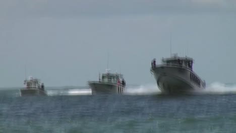 Guatemaltekische-Marine-Und-Matrosen-Lernen,-Mit-Kleinen-Booten-Drogenschmuggler-Zu-Verfolgen-1