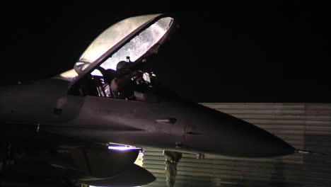 Männer-Bereiten-Ihre-F16-Jets-Für-Eine-Nächtliche-Mission-Auf-Einer-Landebahn-Vor-1