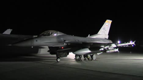 Männer-Bereiten-Ihre-F16-Jets-Für-Eine-Nächtliche-Mission-Auf-Einer-Landebahn-Vor-2