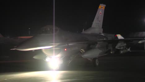 Un-Avión-De-Combate-F16-Taxis-En-Una-Pista-Por-La-Noche