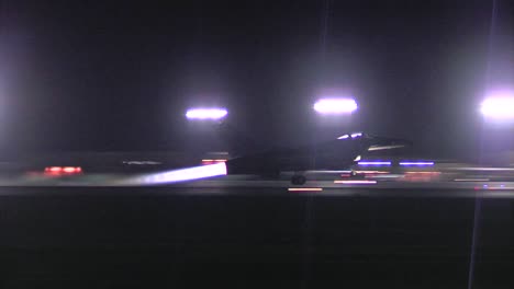 Ein-F16-Kampfjet-Taxis-Auf-Einer-Start--Und-Landebahn-In-Der-Nacht-4