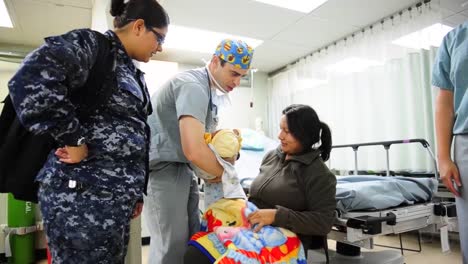 Un-Bebé-Se-Somete-A-Una-Cirugía-Para-El-Paladar-Hendido-En-Un-Hospital-Militar