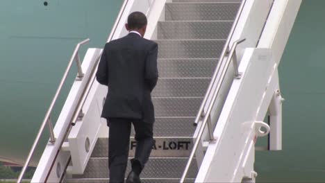 President-Barack-Obama-Walks-Up-The-Ramp-To-Air-Force-One-Waves-To-The-Crowd
