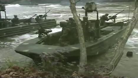 Navy-Seals-Special-Ops-Warcraft-Practice-A-River-Invasion-Exercise-4