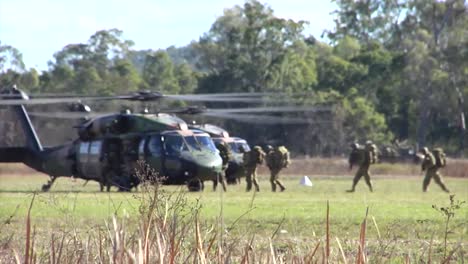 Australische-Armeekräfte-Laden-In-Einen-Hubschrauber-Und-Fliegen-Weg