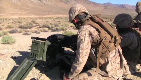Los-Marines-Antitanque-Disparan-El-Mk19-M240-Y-El-M16-En-Afganistán-2