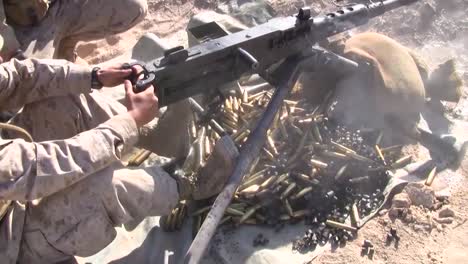 Los-Marines-Disparan-Las-Ametralladoras-M240-En-Un-Ejercicio-De-Entrenamiento-En-Afganistán-1