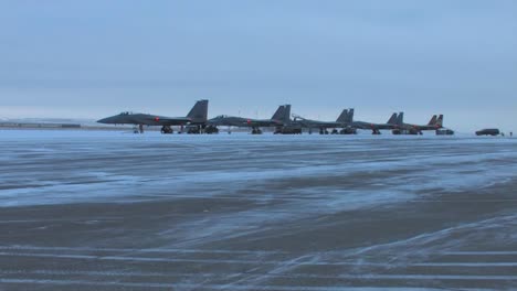 Los-Aviones-De-Combate-F15-Se-Preparan-Para-Una-Misión-En-Una-Mañana-Nevada-En-Montana