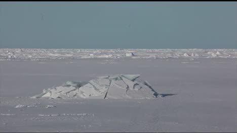 Ein-U-Boot-Taucht-In-Der-Arktis-Durch-Das-Meereis-Auf