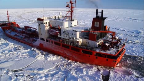 Eine-Flüchtige-Aufnahme-Eines-Im-Eis-Eingeschlossenen-Handelsschiffs