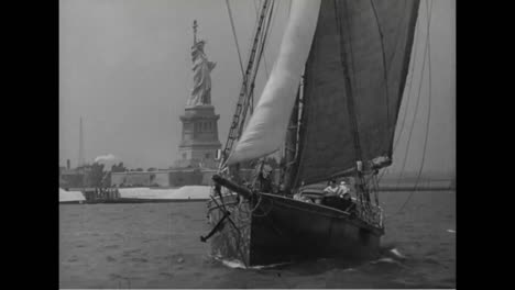 Un-Barco-Navega-Alrededor-De-La-Estatua-De-La-Libertad-En-1939
