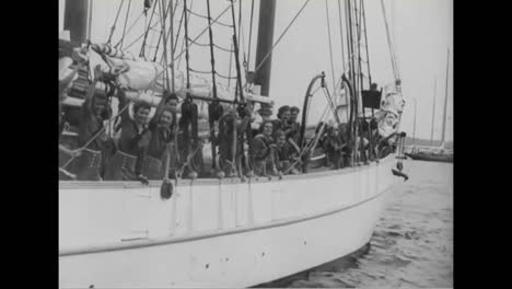 Girl-Scouts-In-New-York-Go-Sailing-In-1939