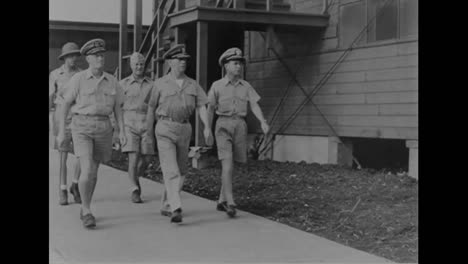 Amerikanische-Truppen-Marschieren-1945-In-Okinawa-Ein