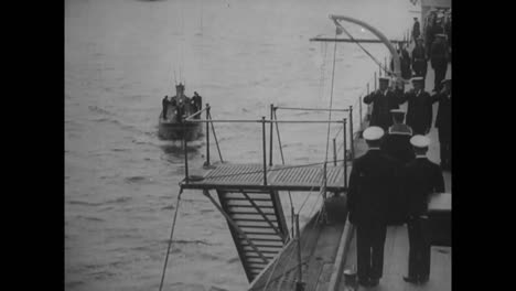 Marineoffiziere-Grüßen-Andere-Offiziere,-Die-1918-An-Bord-Des-Schiffes-Gehen