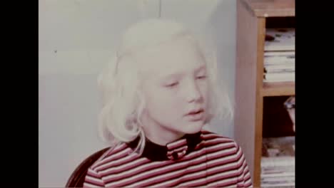 1961-Werden-Kinder-Daran-Gewöhnt,-Die-Wirksamkeit-Von-Gasmasken-Zu-Testen