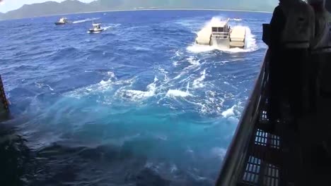Das-Ultraschwere-Amphibische-Verbindungsboot-Macht-Seinen-Weg-über-Den-Ozean-2