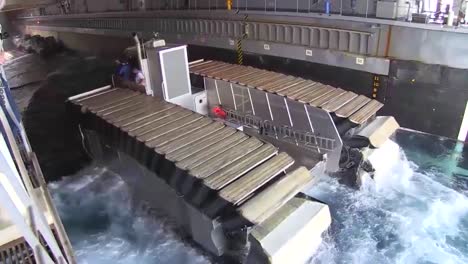Das-Ultraschwere-Amphibische-Anschlussboot-Macht-Sich-In-Seine-Andockposition