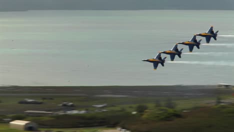 The-Blue-Angels-Fly-In-Formation-At-An-Airshow