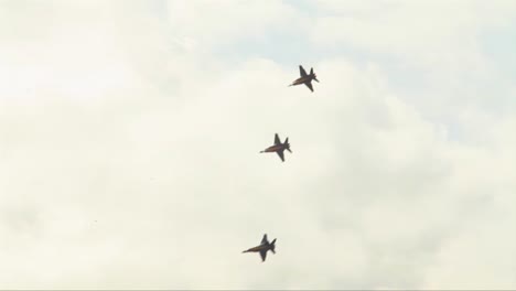 Los-ángeles-Azules-Vuelan-En-Formación-En-Un-Airshow-2
