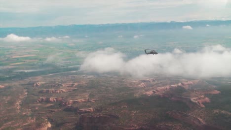 Such--Und-Rettungshubschrauber-Fliegen-Durch-Die-Berge-Von-Colorado-Und-Utah