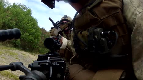 Wir-Marinesoldaten-Patrouillieren-Durch-Ein-Simuliertes-Arabisches-Dorf-Und-Werden-Angegriffen