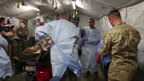 Army-Doctors-In-The-Field-Practice-Emergency-Surgery-On-A-Mannequin-1