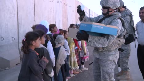 Kinder-Nehmen-Handzettel-Von-Uns-Soldaten-Im-Irak