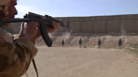 Soldaten-Der-Irakischen-Armee-Werden-Von-Amerikanern-Auf-Einem-Schießplatz-Im-Irak-Ausgebildet