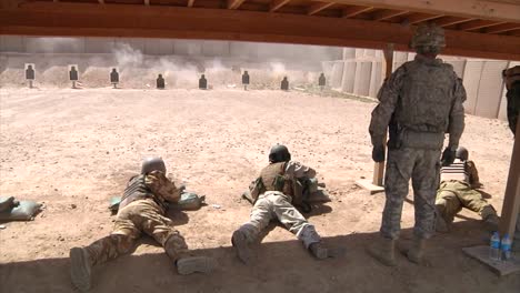 Los-Soldados-Del-Ejército-Iraquí-Son-Entrenados-Por-Estadounidenses-En-Un-Campo-De-Tiro-En-Irak-1