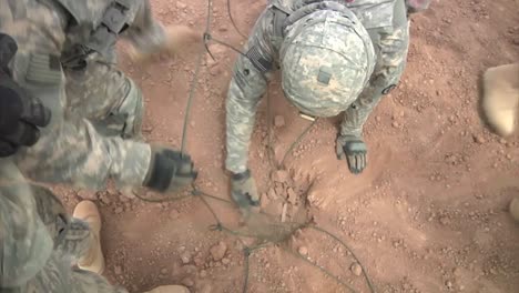 Wir-Soldaten-Im-Irak-Führen-Einen-Waffenabriss-Durch,-Der-Zu-Einer-Großen-Explosion-Führt
