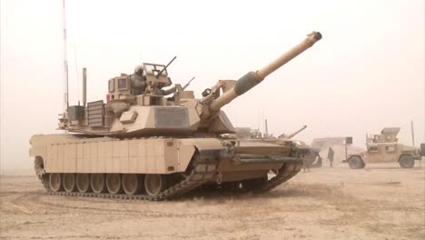 Los-Tanques-Abrams-Se-Sientan-En-El-Desierto-De-Irak-Durante-La-Guerra