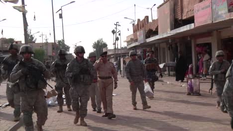 US-Truppen-Und-Irakische-Beamte-Laufen-Durch-Die-Stadt-Samarra-Irak
