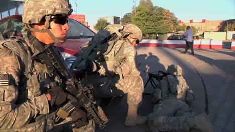 Amerikanische-Soldaten-Gehen-Während-Des-Irak-kriegs-Auf-Fußpatrouille-Auf-Den-Straßen-Von-Bagdad-1