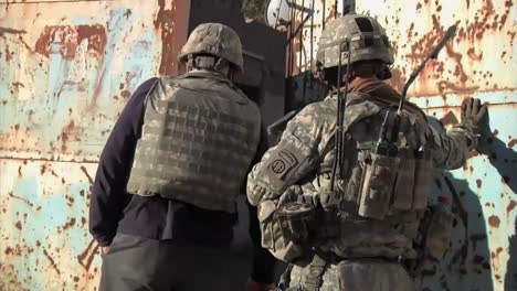 Amerikanische-Soldaten-Gehen-Während-Des-Irak-kriegs-Auf-Fußpatrouille-Auf-Den-Straßen-Von-Bagdad-5