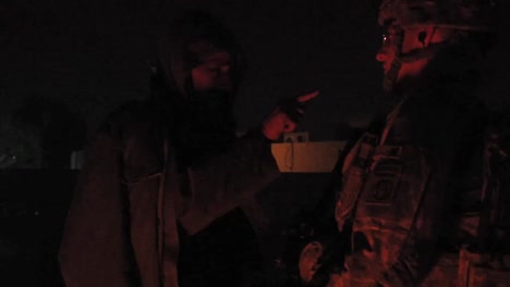 Los-Soldados-Estadounidenses-Van-De-Patrulla-Nocturna-A-Pie-Por-Las-Calles-De-Bagdad-Durante-La-Guerra-De-Irak.