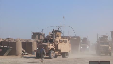 A-Us-Transport-Convoy-Moves-Through-Iraq-During-The-War-7