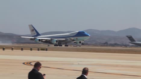 Air-Force-One-Aterriza-Y-El-Presidente-Barack-Obama-Se-Reúne-Y-Saluda-A-Los-Votantes-En-Una-Recaudación-De-Fondos-En-La-Jolla,-Ca