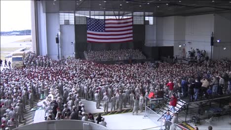 Una-Gran-Multitud-De-Soldados-Estadounidenses-Espera-Para-Saludar-Al-Presidente-Obama-Dentro-De-Un-Hangar-Militar-En-Ft-Bragg-Nc
