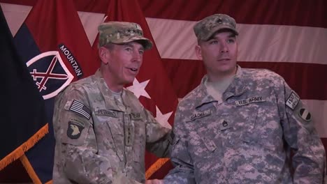 General-Petraeus-Beaufsichtigt-Eine-Abschlussfeier-Der-Armee-In-Afghanistan-Im-Jahr-2012