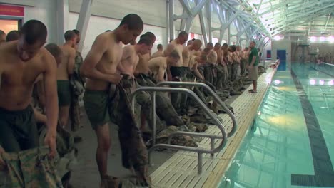 Los-Infantes-De-Marina-En-Entrenamiento-Básico-Aprenden-Habilidades-De-Natación-Y-Rescate-Acuático