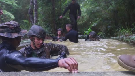 Marines-Are-Trained-In-Jungle-Warfare-2