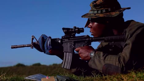 Los-Marines-Estadounidenses-Practican-Disparando-Ametralladoras-En-Ejercicios-De-Campo-De-Batalla-1
